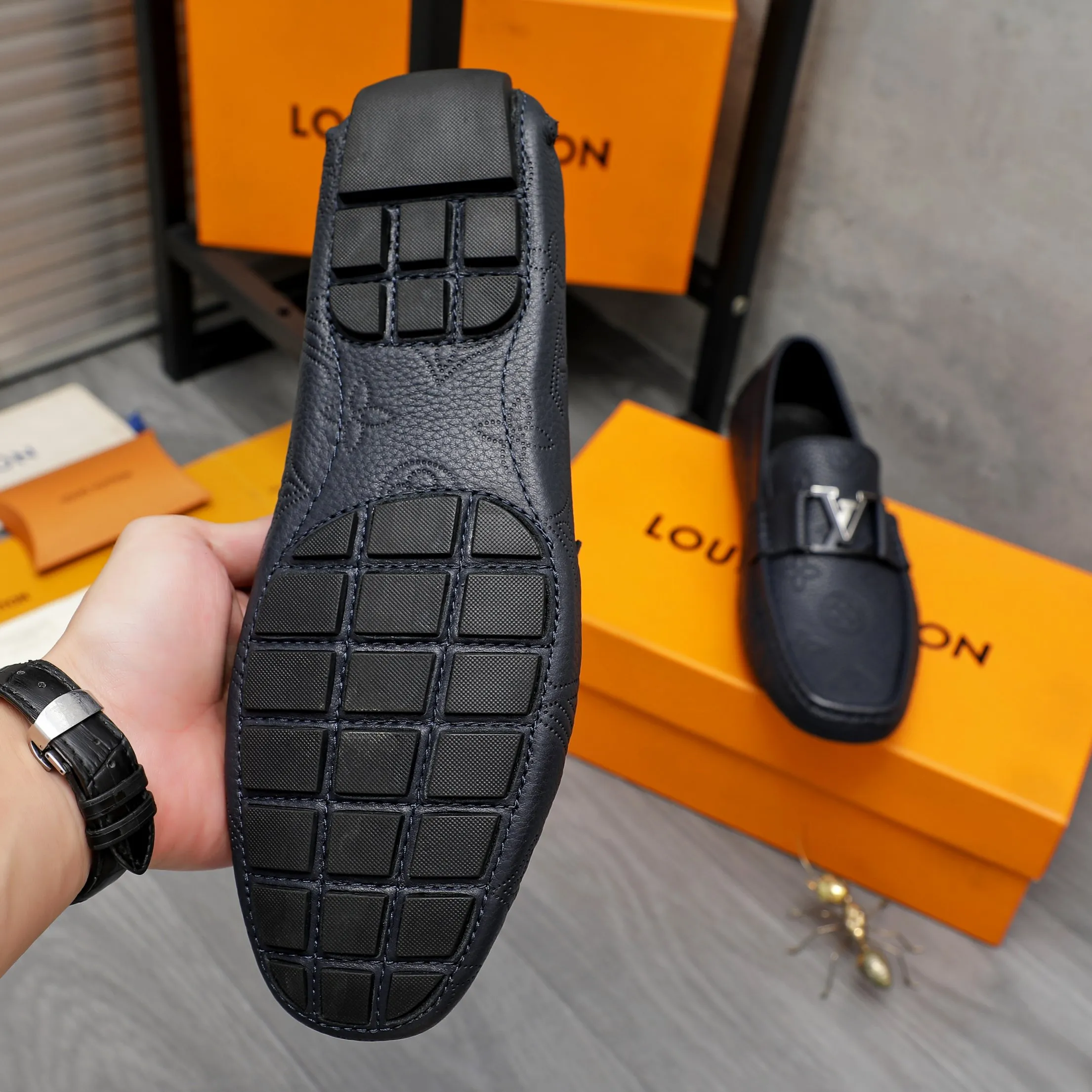 Men's shoes 💰400 Product trademark: LV "Louis Vuitton" business slip-on leather shoes Regular size: 38-45 (45 is custom-made and non-returnable) Product materials: Selected high-quality cowhide embossed upper, pigskin lining, rubber outsole
